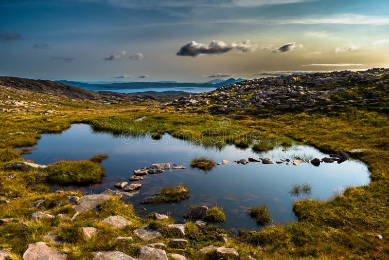 Άποψη από το πέρασμα Applecross στο φυσικό τοπίο και το νησί της Skye στη Σκωτία στοκ φωτογραφίες